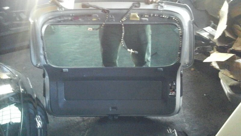 Alerón portón trasero Volkswagen Tiguan 09-11 sin cámara  Foto 3 de 4