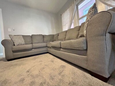Living room couch In very great condition I m moving I ll let it go for 520