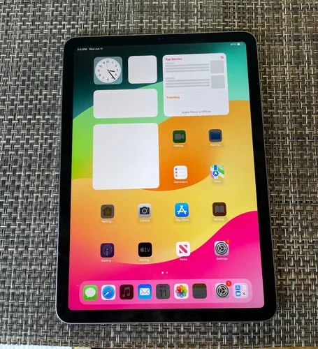 Apple iPad Air 5th Gen MME93LL/A 10.9" 64GB Wi-Fi + Cellular (Unlocked) Blue
