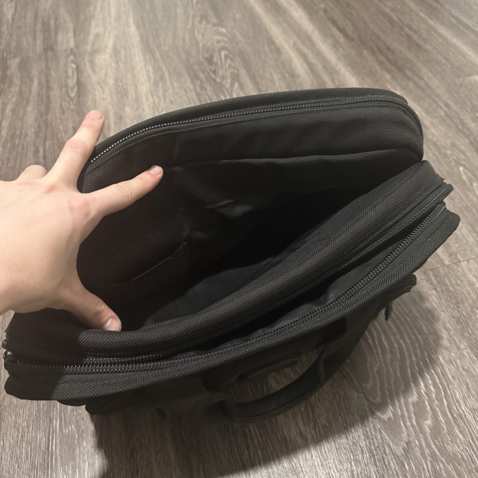 TUMI LUU Compact Large Screen Computer Brief Case… - image 9