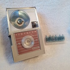 Vintage 1961 Kodak Hawkeye FlashFun Camera w/Flashbulbs   Made In Rochester, NY