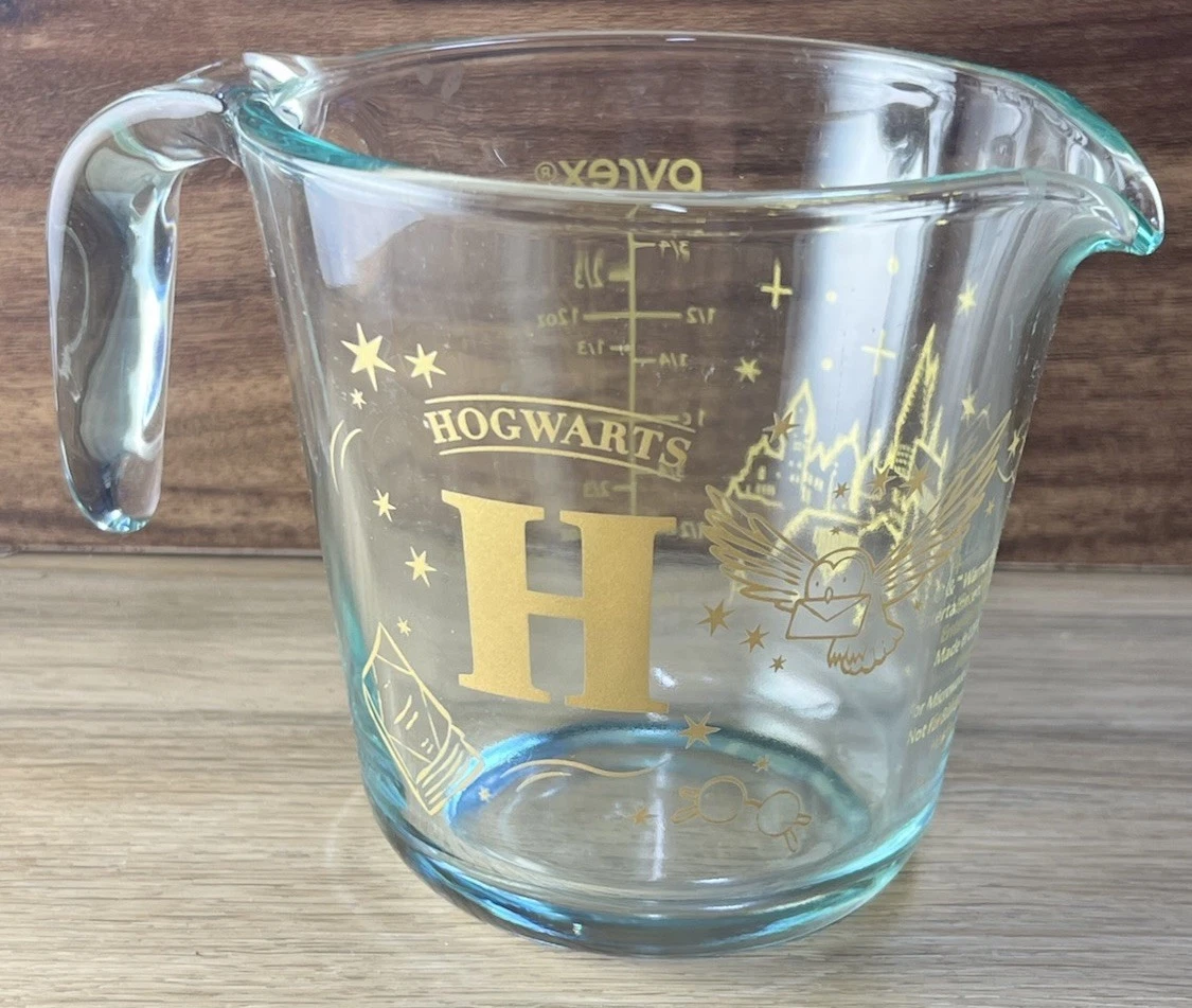 Pyrex Harry Potter Hogwarts Gold - 2 Cup Glass Measuring Cup - Made in USA 🇺🇸