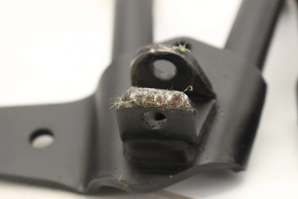 YAMAHA XSR700 2024 OEM JUEGO DE CLAVIJAS DE PASAJERO TRASERO PAR Foto 4 de 4