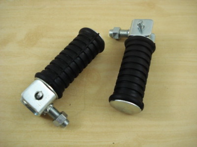 YAMAHA DT100 DT125 DT175 REAR FOOT PEGS  // A Pair
