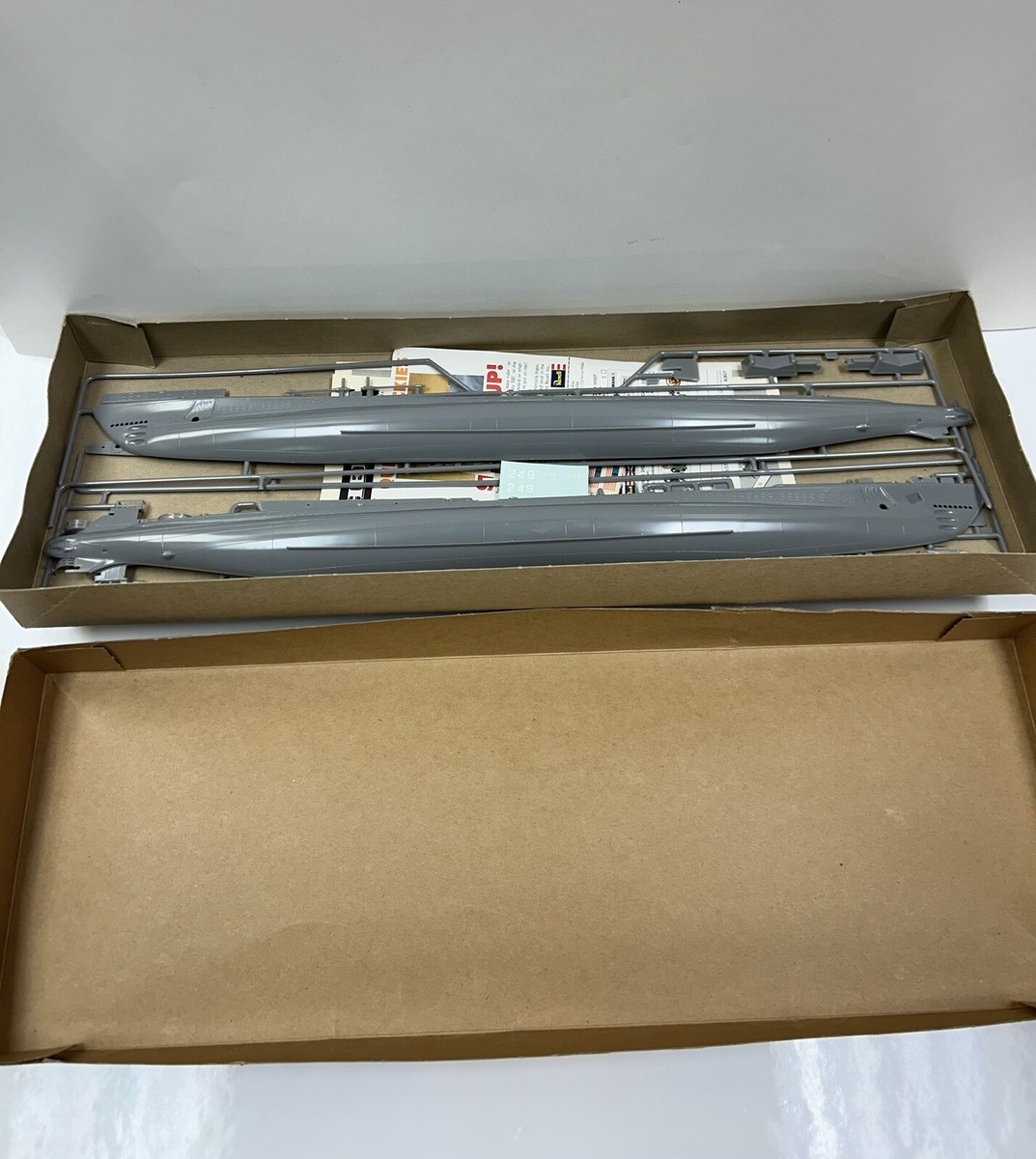 A) Revell Kit H-431 -USS Flasher SS 249 - WW2 Fleet Submarine - 1:180