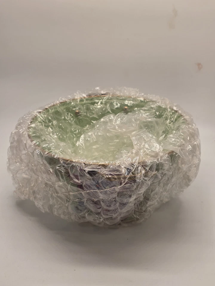 Эмалированный дуршлаг MacKenzie-Childs — цветочный дизайн — зеленый с разноцветными цветами - Изображение 3 из 4