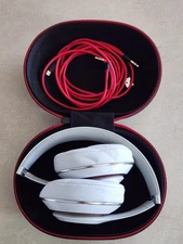 BEATS BY DR. DRE HEADPHONES WHITE W/ CASE AND CORDS NICE USED WORKING CONDITION 