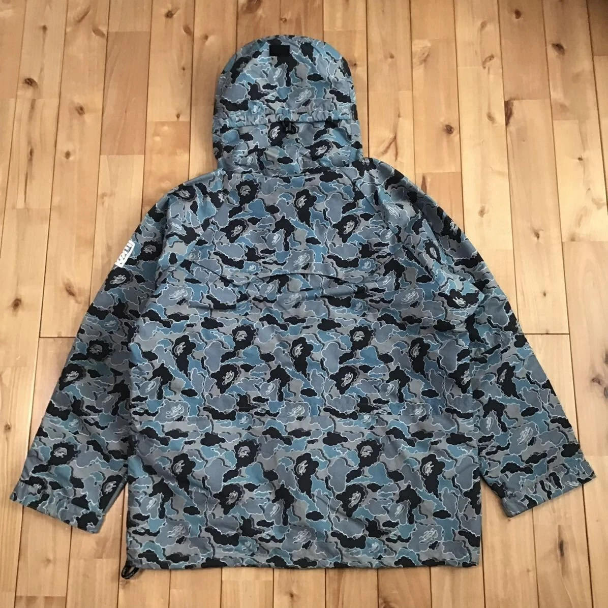 A BATHING APE (BAPE) Rara giacca snowboard mimetica BAPE KAWS Cloud felpa con cappuccio multicolore uomo usata taglia L