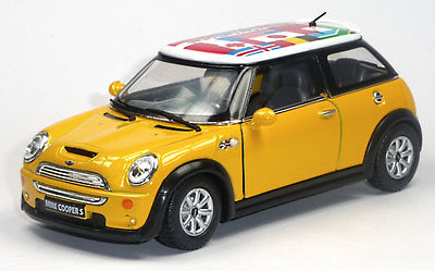 Mini Cooper S Sammlermodell 1:28 gelb mit internationalen Flaggen KINSMART