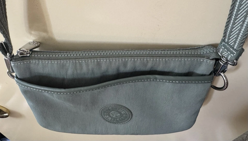 Сумка через плечо Kipling нейлоновая Riri расслабленная серая серебристая с подвеской в виде обезьяны - Изображение 4 из 4