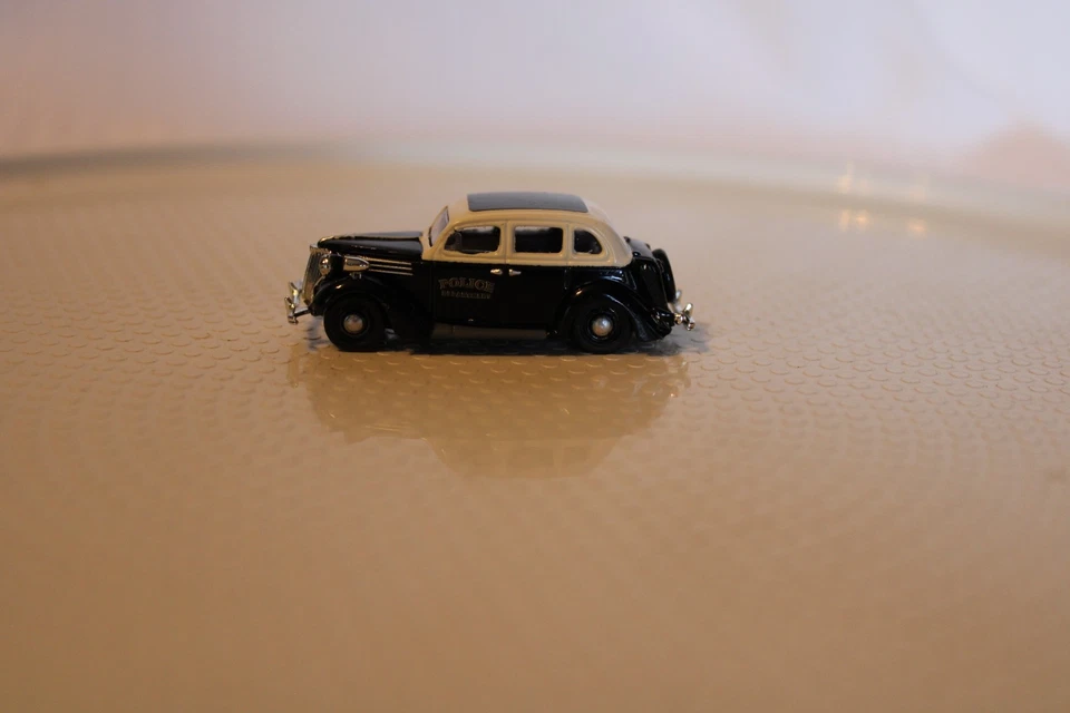 HO Scale Mini Metals, 1930s 4 Door Ford Police Car, Black & White - Image 3 of 4