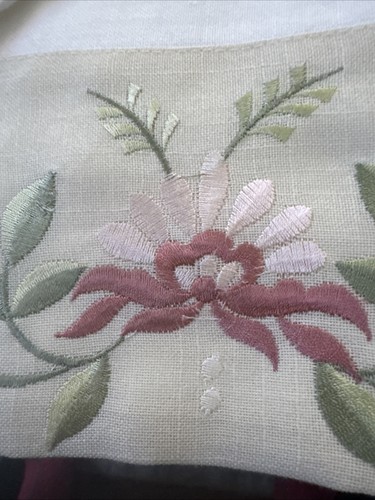 Mr. Tablecloth Vintage Hand Embroidered Asian Flowers Plus 6 Napkins 54x72 - Picture 1 of 8