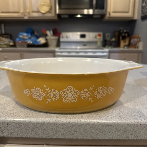 Vintage Pyrex Butterfly Gold Casserole: 2.5 Quart Cinderella Dish with Lid