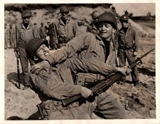 WWII Demonstration of soldiers clashing 1943 Vintage Press Photo 1063K
