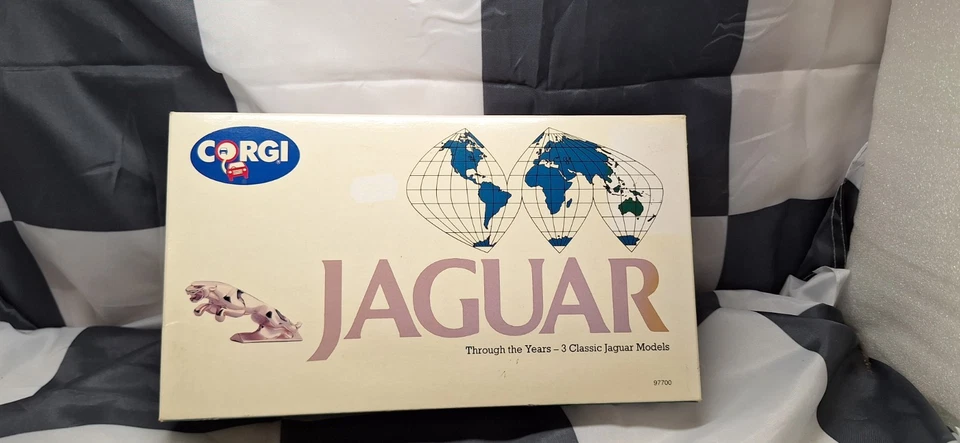 CORGI - JAGUAR BOXSET  OF 3 CLASSIC CARS - 1/43 SCALE  MODEL BOXSET 97700 - Image 3 of 4