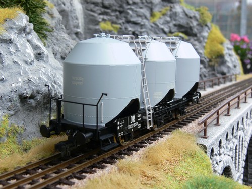 aus Roco 45979; 3-achsiger Behälterwagen mit BSt.-Neubau DR-Epoche III | Zustand: Neu
