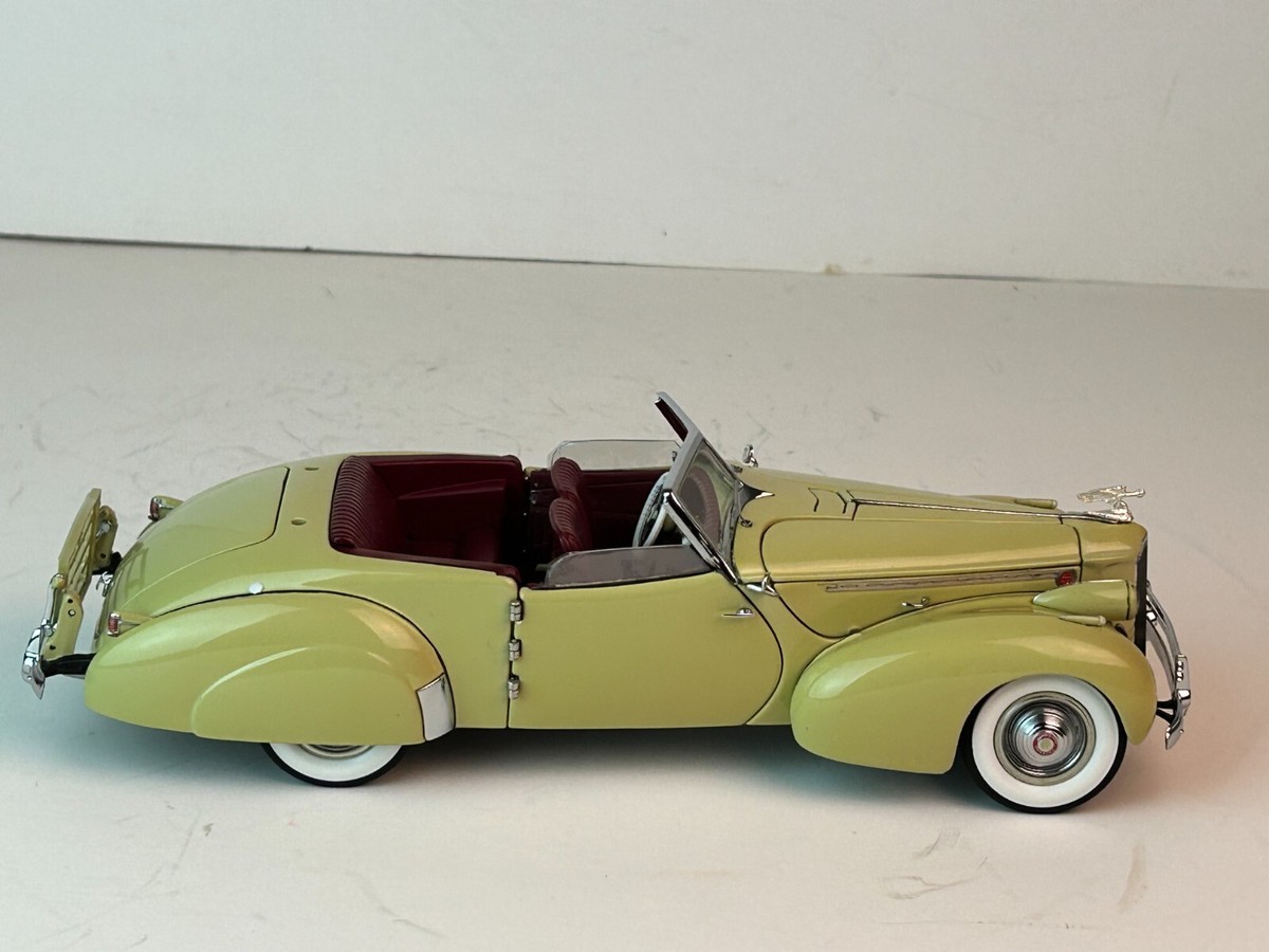 Franklin Mint 1:24 Scale 1940 Packard Darrin Convertible with Box
