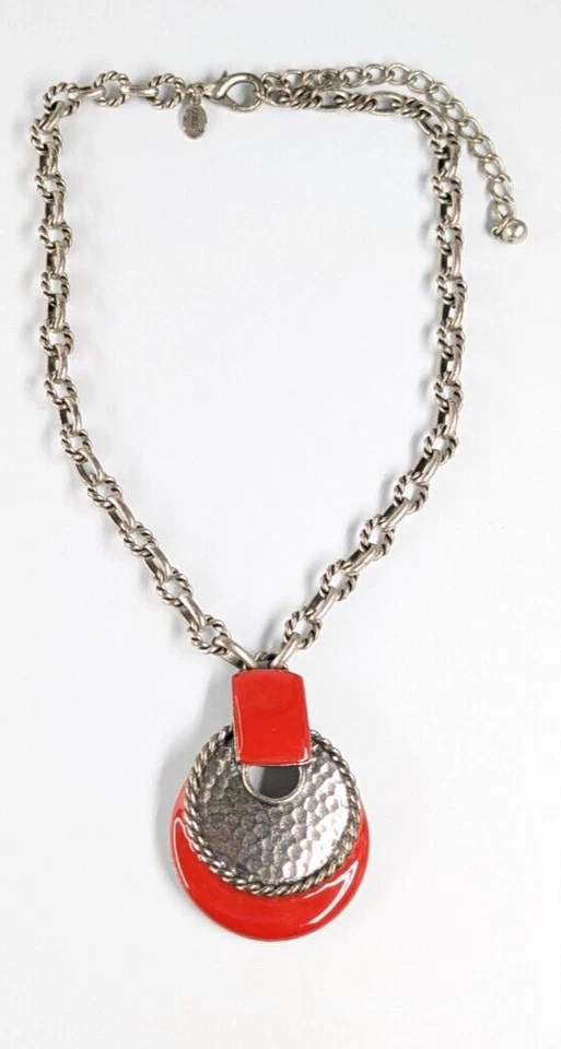 Collar ajustable cadena cuerda martillada tono plata colgante esmalte rojo Chico's Foto 2 de 4