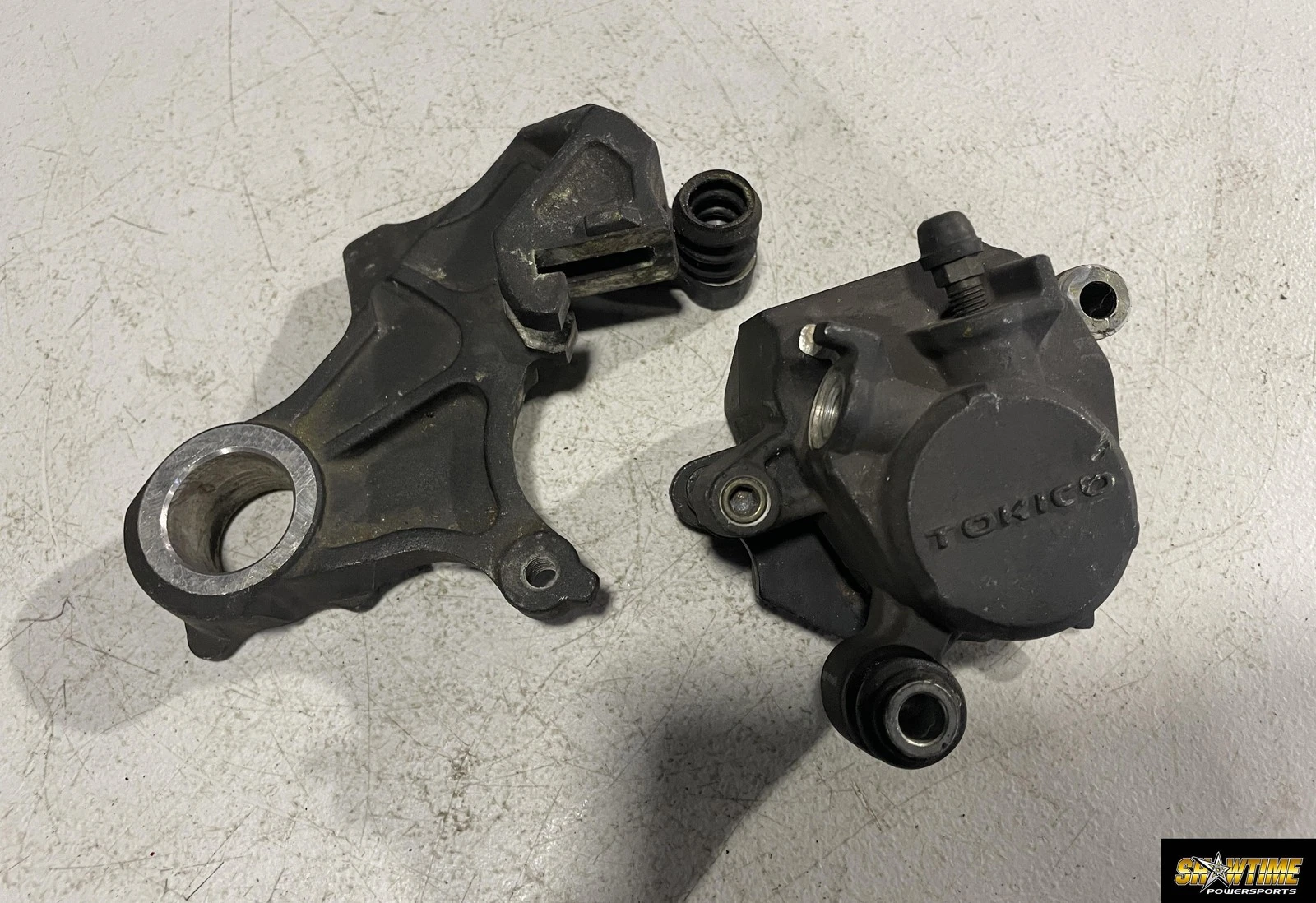 06-07 SUZUKI GSXR600 REAR BACK BRAKE CALIPER W MOUNT BRACKET