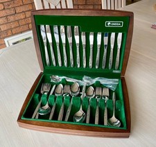 Oneida Flexfit Stainless Steel Cutlery Set - 44 piece Wooden presentation box