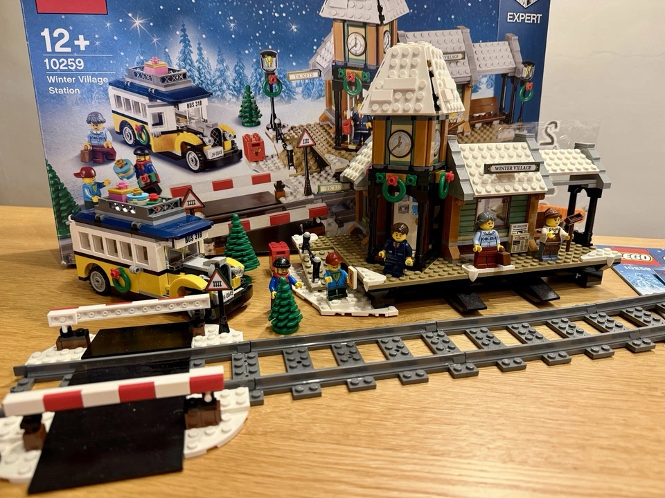 LEGO 10229 Winter Village Cottage, photo 1 of 5