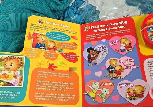 Daniel Tiger's Neighborhood Sing READING & Play Preschool WITH Cd Player - Picture 9 of 10