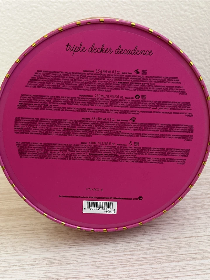 Lata para pasteles Benefit Triple Decker Decadence con imprimación de cejas de rímel de tinte de mejillas de 4 piezas Foto 3 de 3