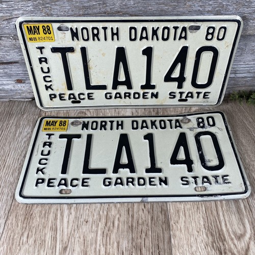 North Dakota Truck License Plate Pair 1980 #TLA140 Black On White ND ‘80, ‘88 - Foto 1 di 2