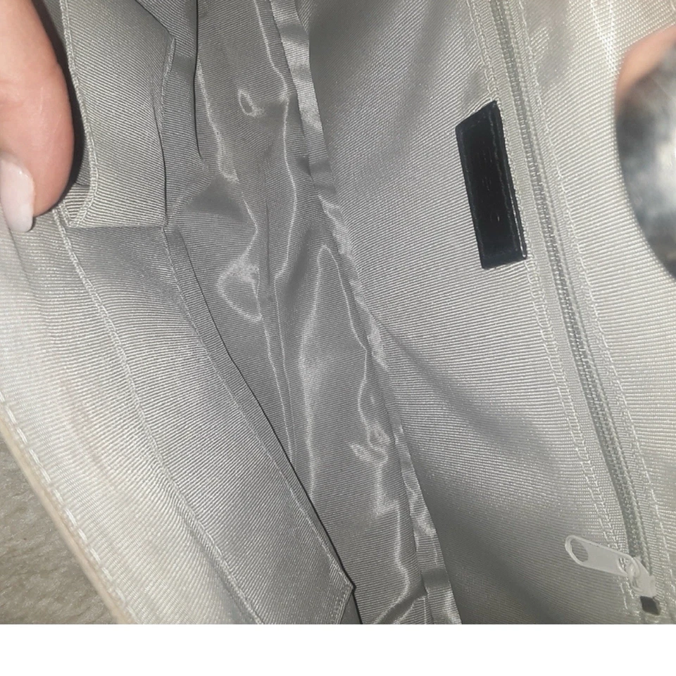 Nuevo con etiquetas Bolso de Hombro Beijo Brillante Patente Plateado Cierre Magnético con Bolsa para el Polvo Foto 4 de 4