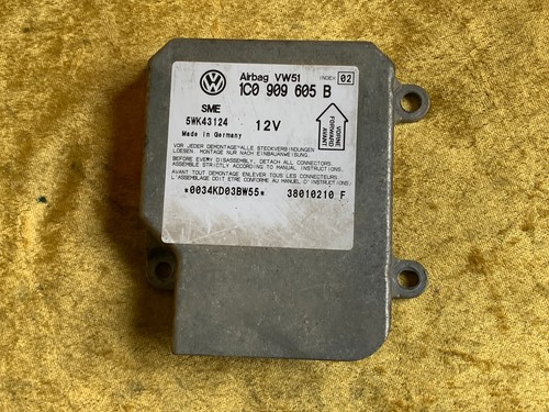 VW Passat 3BG Airbagsteuergerät / Steuergerät / nicht ausgelöst 1C0909605B