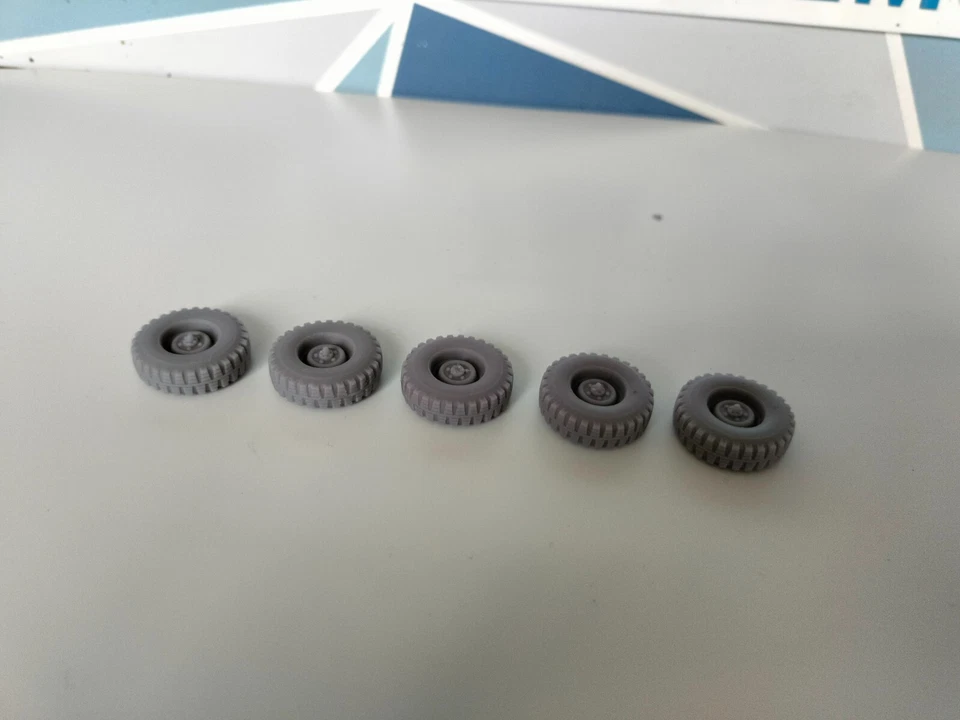 1:32 Britains 1 Ton Land Rover Wheels - 9.00 x 16 Tyre - 24mm x 7mm - Image 3 of 4