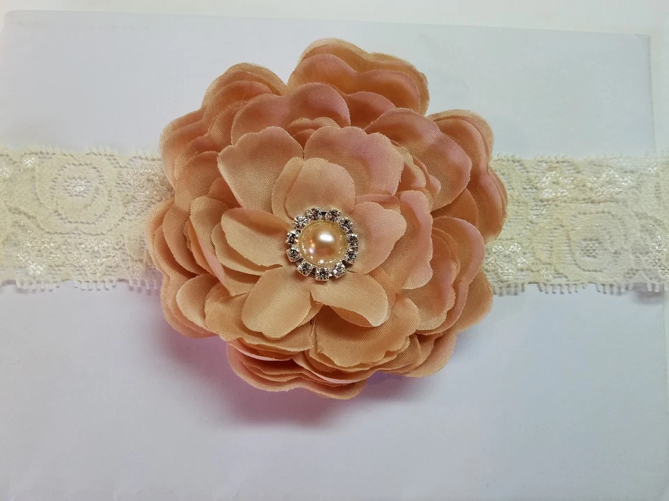 Lindo!! Diadema de encaje marfil y caqui para bebé niña moño de pelo con pedrería de perlas. Foto 2 de 2