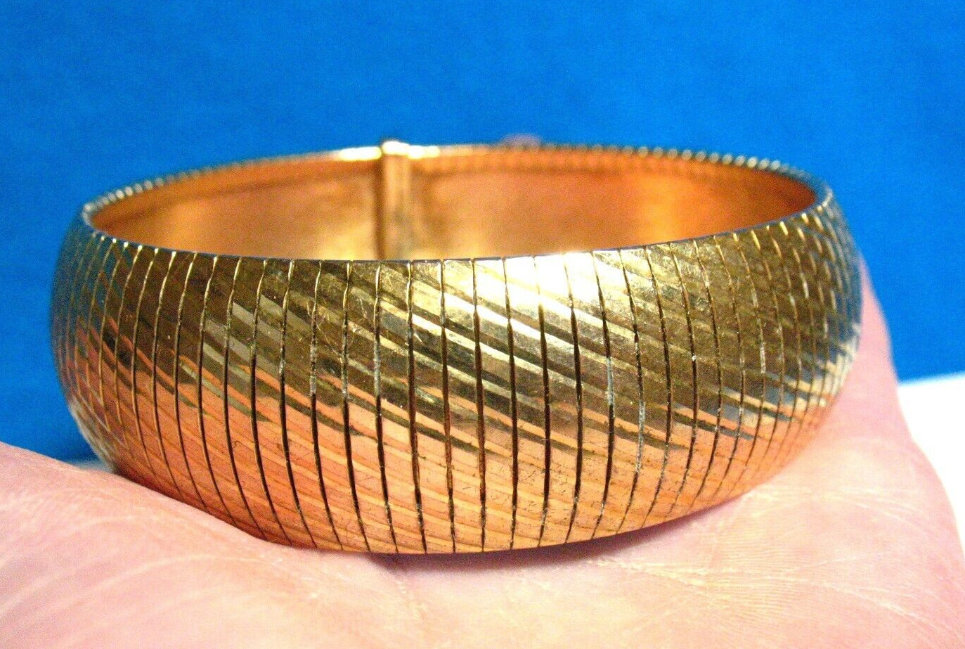 GOLD SNAKESKIN PATTERN BANGLE BRACELET ITALY 7/8 … - image 1