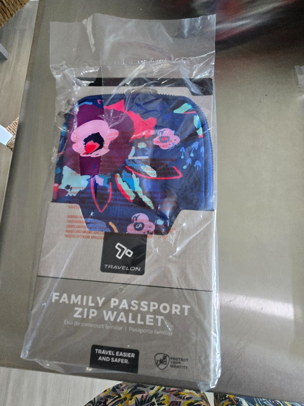 New, TRAVELON RFID BLOCKING FAMILY PASSPORT ZIP WALLET ORGANIZER IN MOD FLORAL