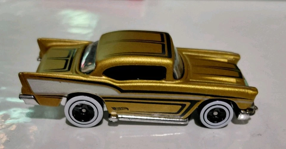 Chevy FYC41 2018 Frost Gold 57' Hot Wheels | Error de calcomanía | Código base R05 Foto 2 de 4