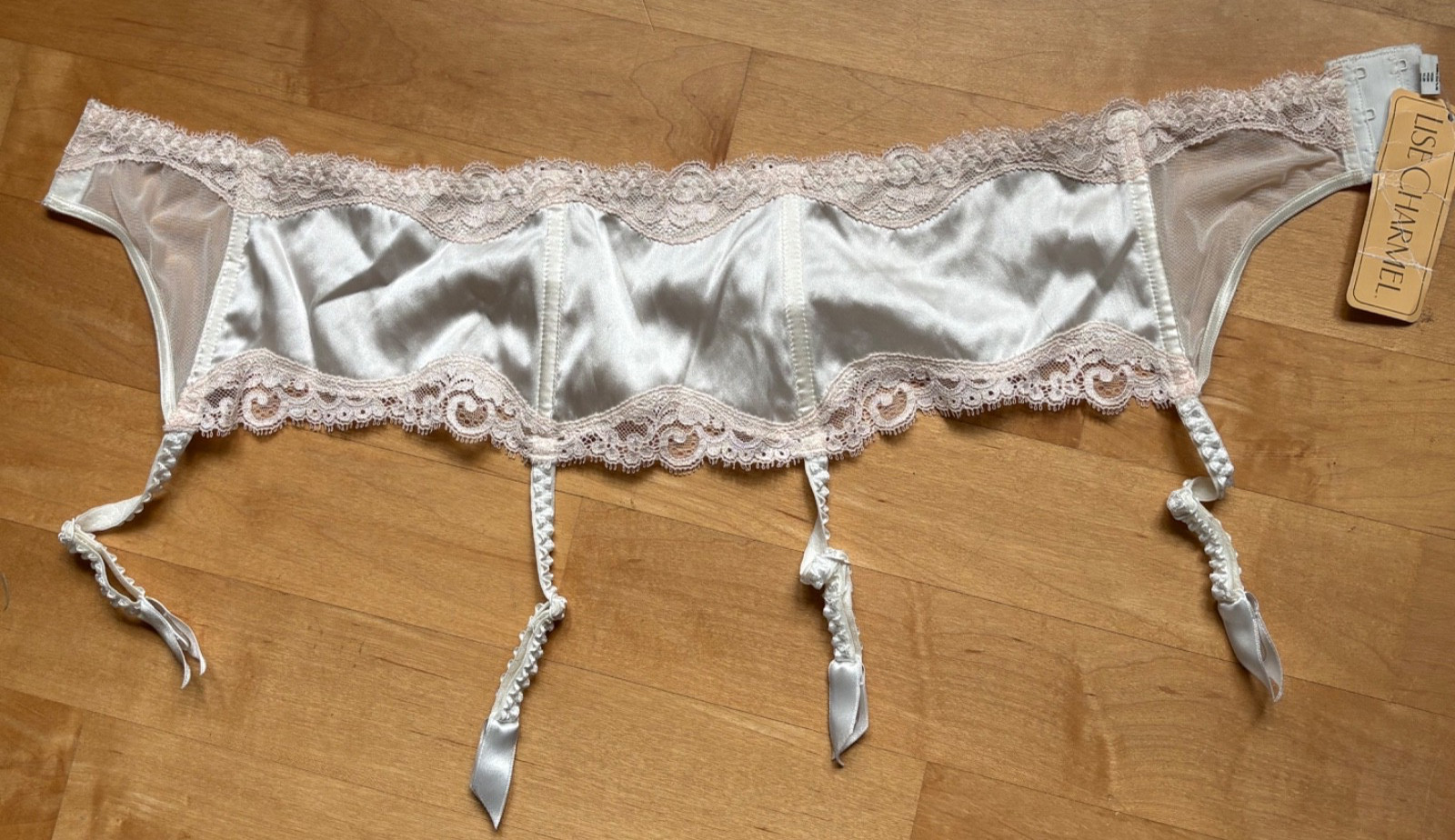 LISE CHARMEL SOIE SEDUCTO Seiden Strapsgürtel S 4 Strumpfhalter NEU!!! creme
