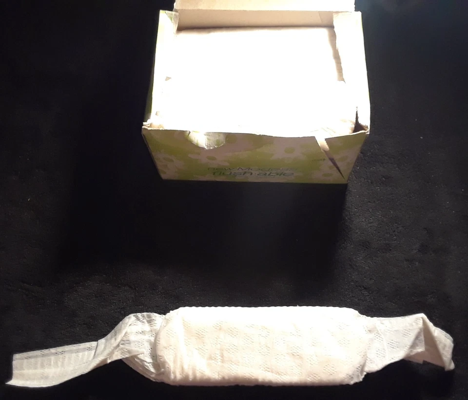 ¡Maxi almohadilla sanitaria Modess FLUSHABLE con pestañas con cinturón años 60! ARTÍCULO MUY RARO! Foto 2 de 4