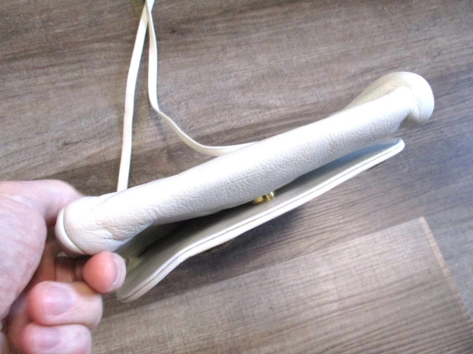 Bolsa tiracolo Carlos Falchi vintage osso branco cinza lagarto ombro - Imagem 4 de 4