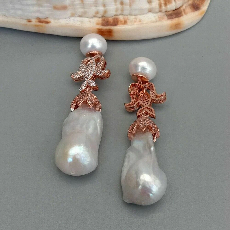 Pendientes colgantes blancos de perlas Keshi con perno colgante de circonitas cúbicas pavé color oro rosa Foto 3 de 4