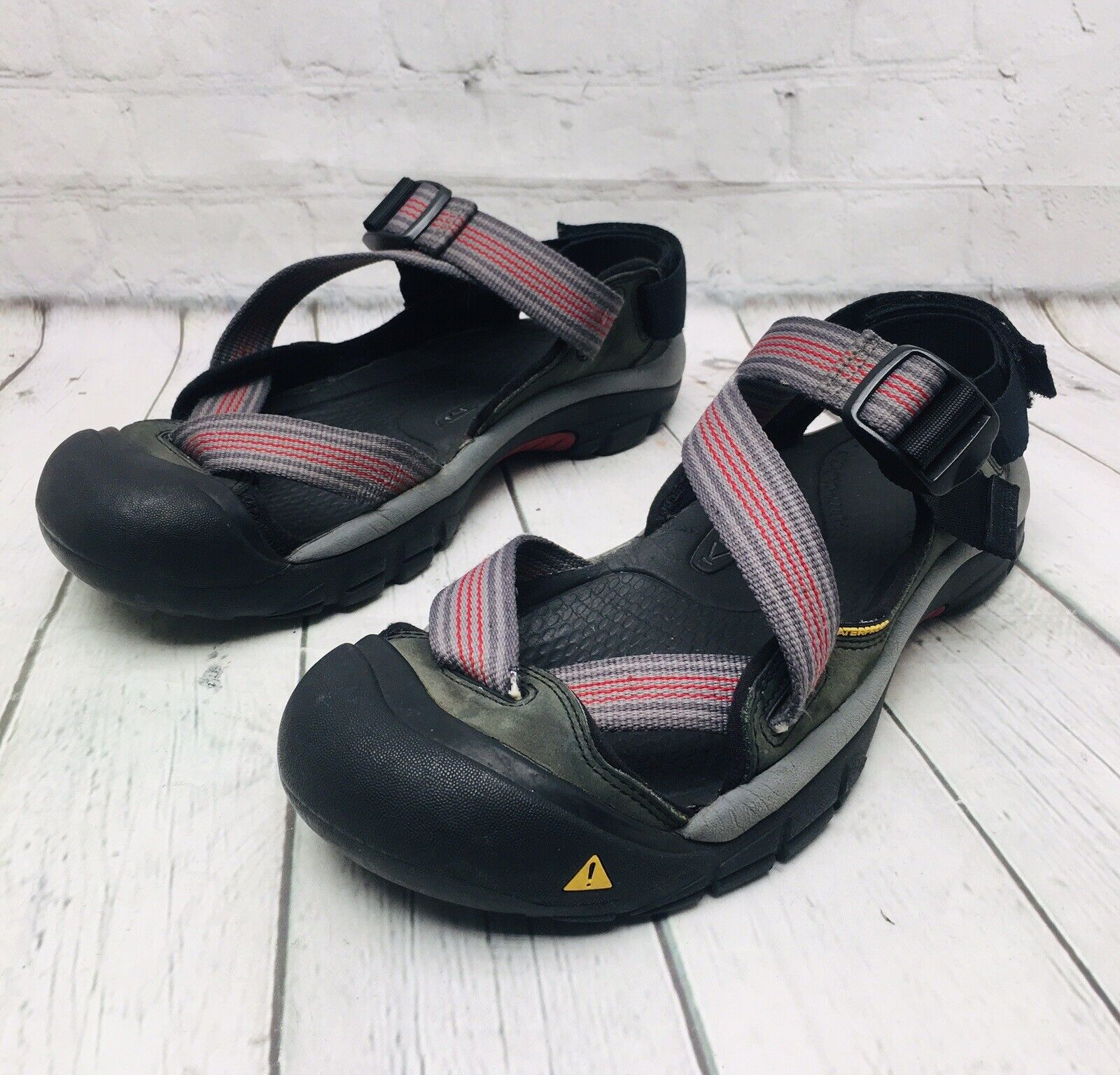 KEEN Sandali Uomo Escursionismo Sportivi Taglia 10 Grigio Rosso Cinturino Regolabile Trail CapToe