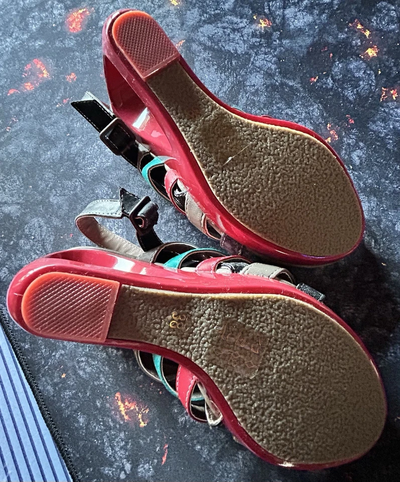 NEUF TRES JOLIES SANDALES 3 SUISSES MULTICOLORES TALONS COMPENSÉS ORIGINAUX T38 - Photo 4/4