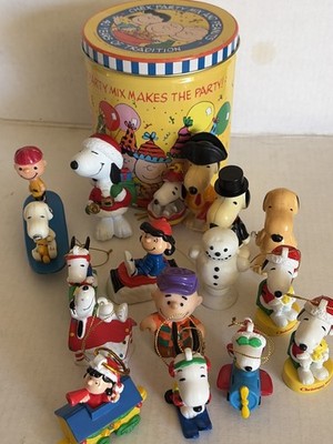 Lot of 15 Vintage Snoopy Pvc Plastic Figures In Peanuts Chex Mix Tin