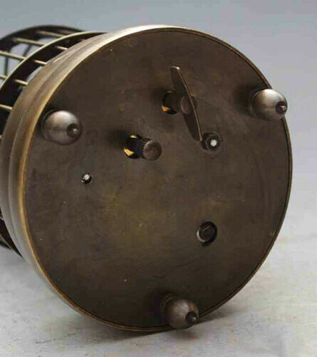 Altes Sammlerstück verziert Kupfer geschnitzt Vogel im Käfig mechanische Tischuhr - Bild 2 von 2