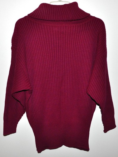 Suéter Chez Vee Vintage Cuello Tortuga Acanalado Rojo Oscuro Cintura Ajustada Talla Mediana Usado en Excelente Condición - Imagen 3 de 3