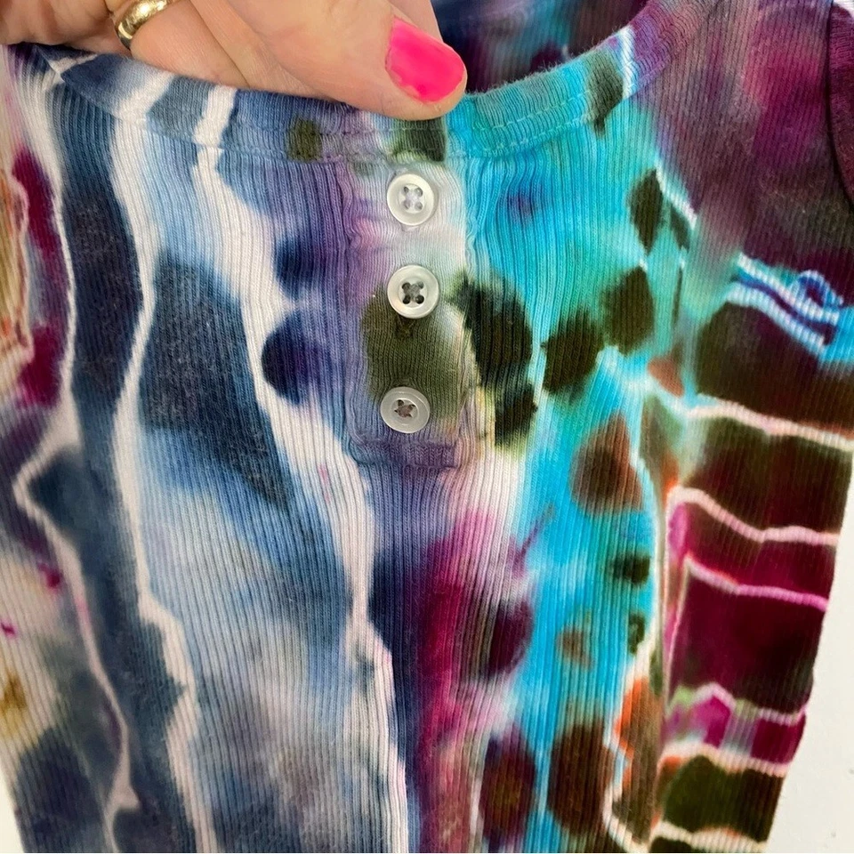 Camiseta sin mangas acanalada Geode Tie Dye hecha a mano corta para mujer talla pequeña colorida reciclada Foto 3 de 4
