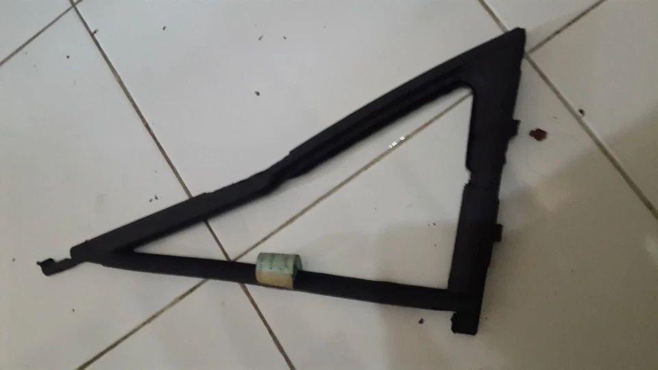 MERCEDES W108 ,109 FRONT TRIANGLE RUBBER(QUARTER RUBBER - Image 2 of 3