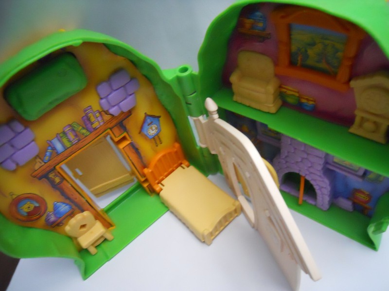 WINNIE POOH Mr Sanders Sanderz 100 Acre Wood Mini Doll House Tree Pop-Up Carry