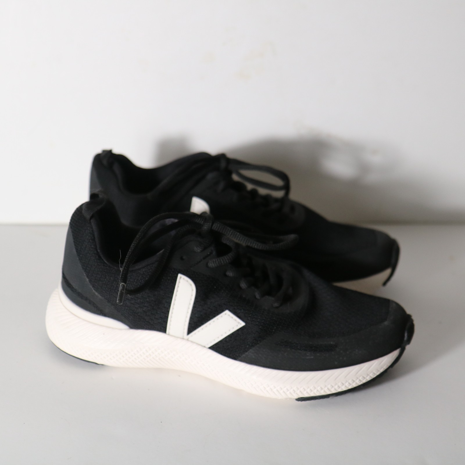 Veja Womens Impala Mesh Sneakers 7 Black White Comfort Walking Athletic