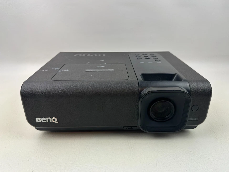 BENQ SP840 Digital 1080P Conferece Room Projector. 4000 lumens ONLY 93 Hours - Image 2 of 4