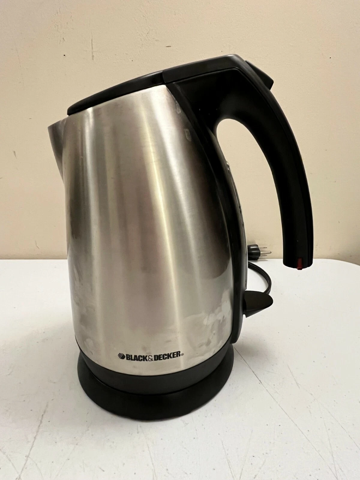BLACK AND DECKER CORDLESS KETTLE IN BOX ELECTRIC STAINLESS JKC650 SWIVEL BASE